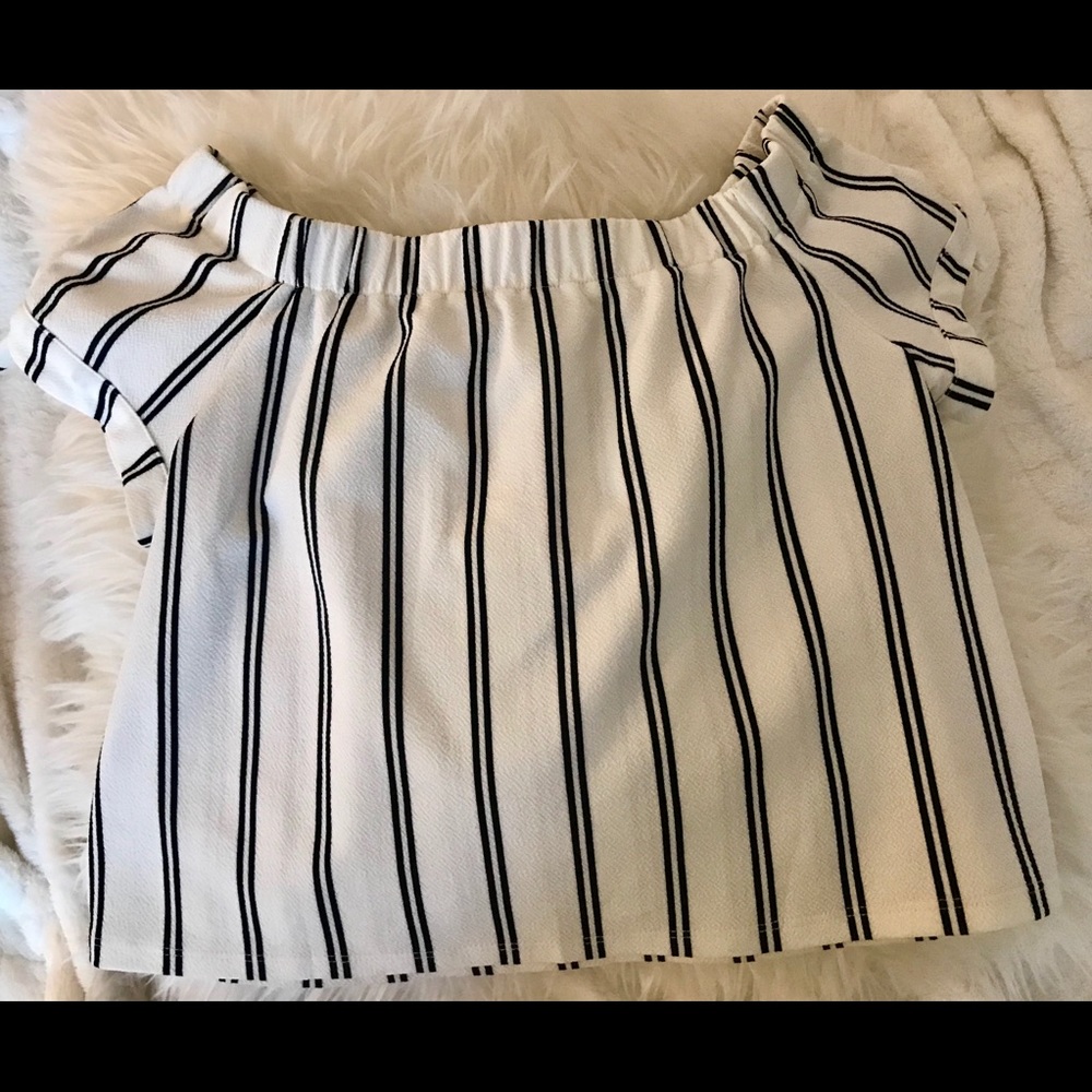 Off the shoulder kinda of cropped shirt